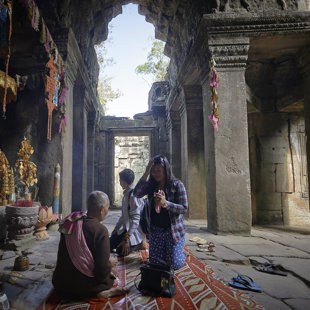 Female preast gives blessings, Angkor Wat 