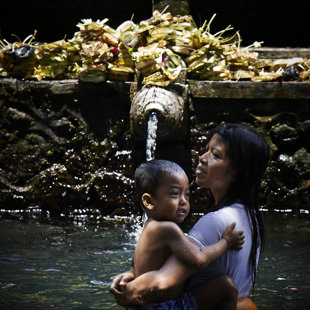 Ritual bath in a hot springtempel, Bali