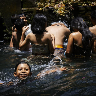 Ritual bath in a hot springtempel, Bali